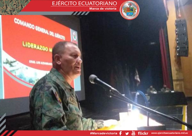 Comandante del Ejército realizó conversatorio sobre liderazgo militar