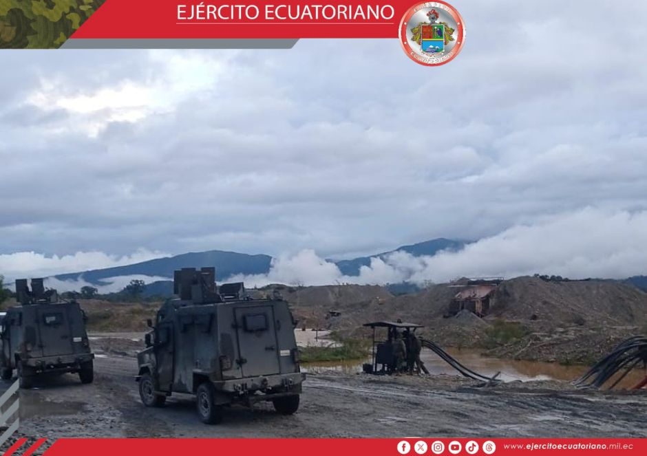 Ejército inhabilita maquinaria empleada en minería ilegal en Esmeraldas