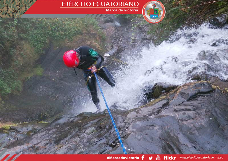 Personal militar se entrena en rescates