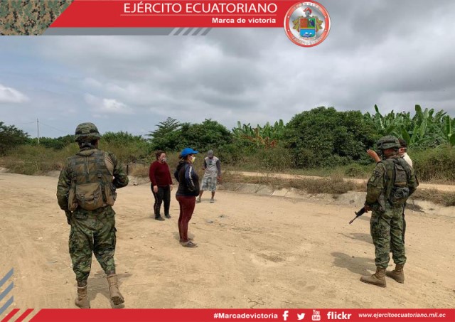 Personal militar evita el paso de ciudadanos extranjeros en la frontera sur