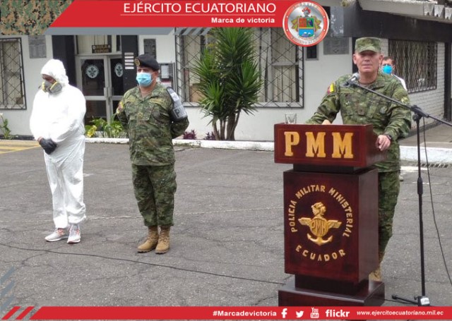 Personal de Fuerzas Armadas que realiza controles  en Quito recibió mascarillas reutilizables