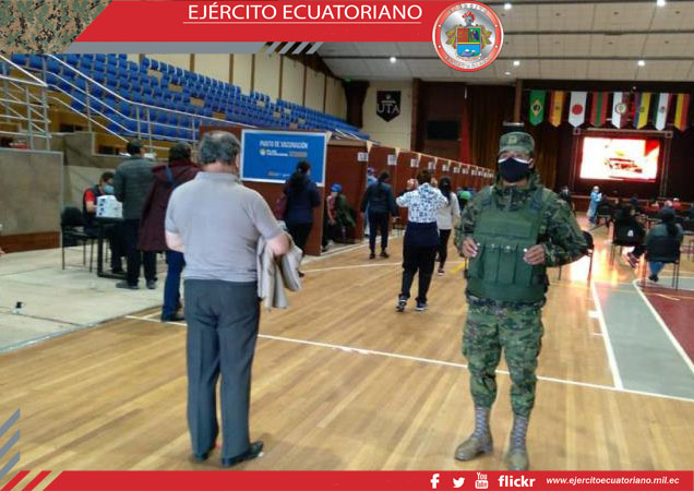 Militares de la Brigada Galápagos contribuyen en el proceso de vacunación