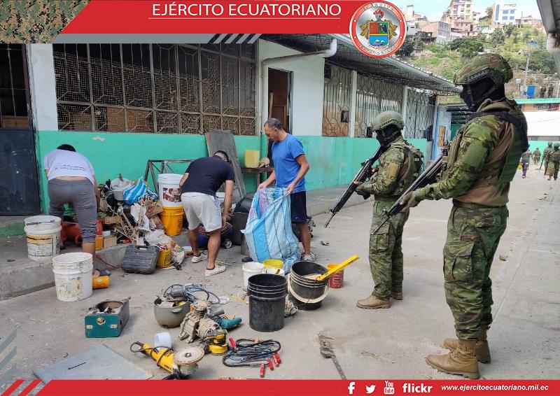 Militares incautaron objetos no permitidos en el CPL Loja