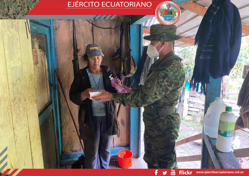 Militares entregan materiales antisépticos y apoyan en proceso de vacunación
