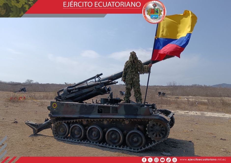 Personal militar demuestra su preparación en la ejecución de tiro de armas en Engabao