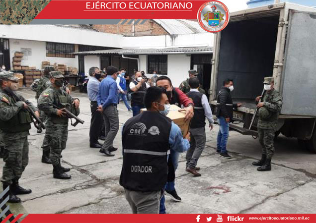 Brigada Andes custodia y distribuye kits electorales