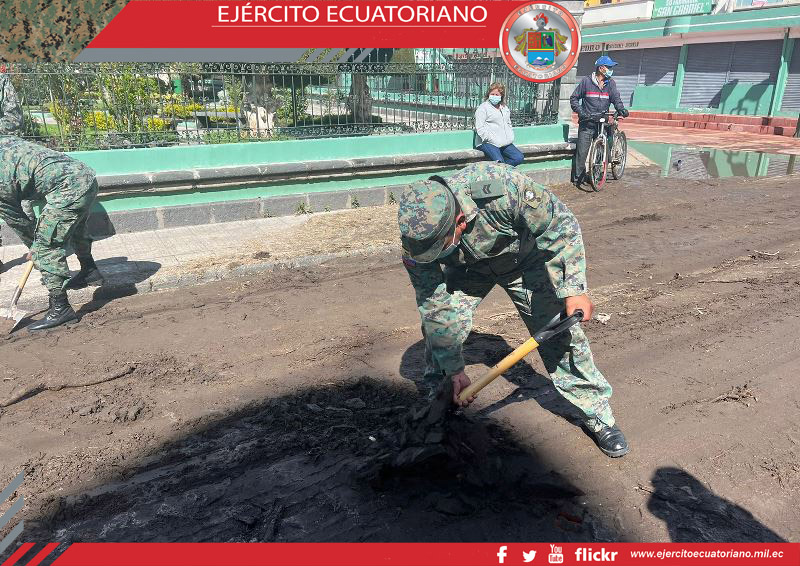 Militares apoyan en Guano tras aluvión registrado el fin de semana
