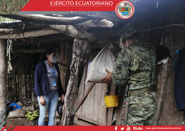 Militares apoyan en entrega de producto de primera necesidad Zamora Chinchipe