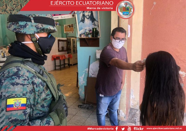 Militares controlan el cumplimiento de las normas de distanciamiento social en los mercados de Loja