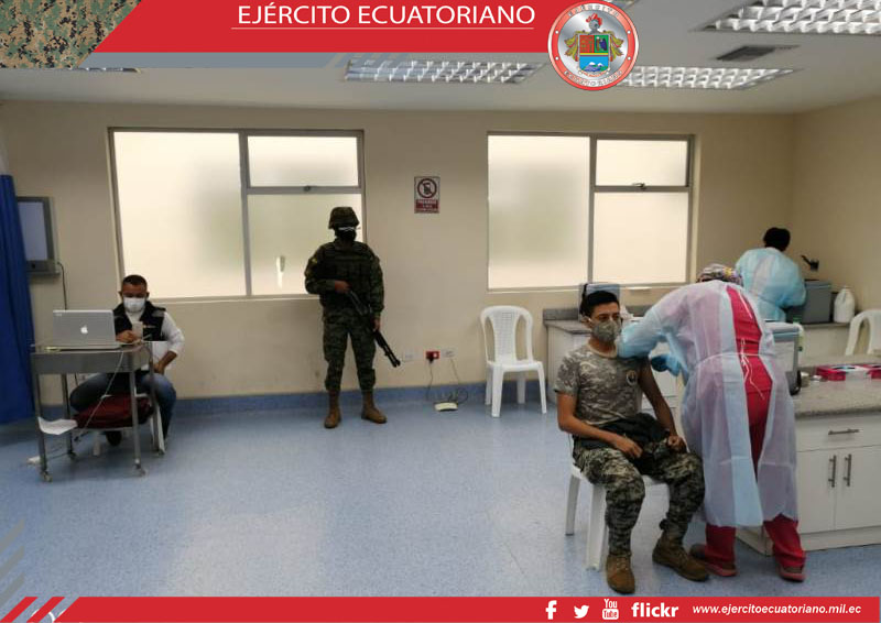 En Catamayo militares colaboran durante el proceso de vacunación a adultos mayores
