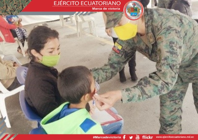 Las Fuerzas Armadas entregan mascarillas a pacientes de Solca en Loja