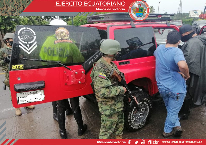 Militares incautan arma y dinero que no se justificó su procedencia