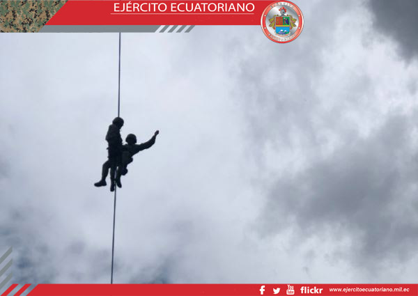 Alumnos del Curso de Comandos realizan instrucción de descenso vertical
