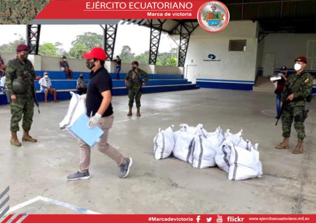 Las Fuerzas Armadas continúan entregando donaciones a la población más necesitada
