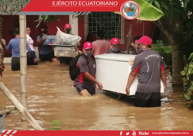 Militares apoyan en evacuación de familias en Santa Rosa
