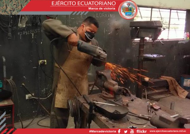 Cabinas de desinfección construidas por personal de las Fuerzas Armadas en Manabí