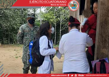 Brigada Cóndor apoya en campaña de vacunación