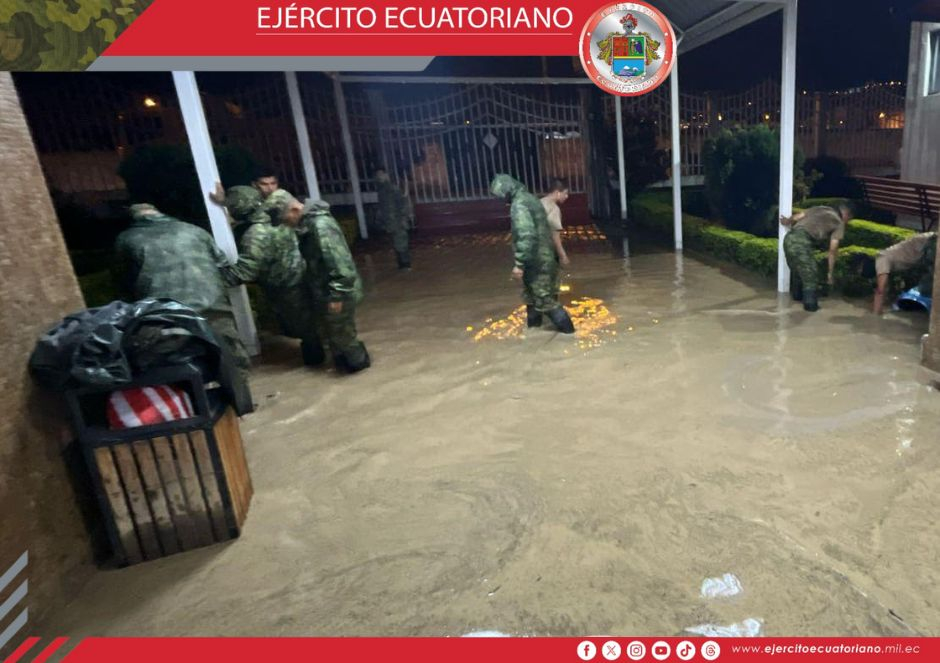 Ejército Ecuatoriano ayuda a los afectados por el desbordamiento del río Malacatos