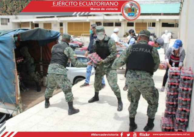 Militares distribuyen insumos en hospitales y escuelas