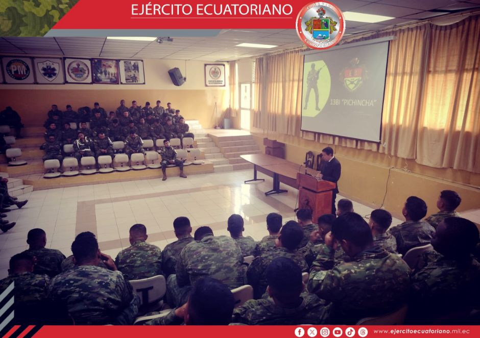 Militares se capacitan en Machachi sobre uso legítimo de la fuerza y DIH