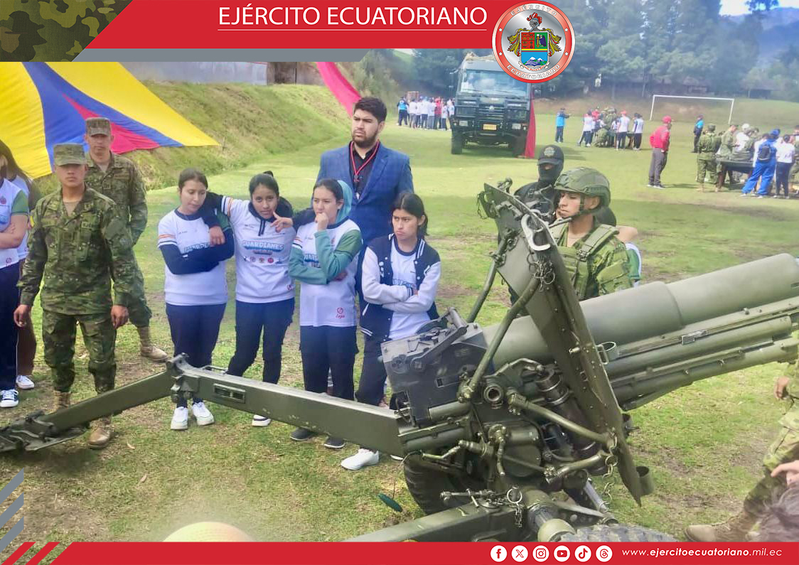 Soldados ecuatorianos participan en el campamento vacacional para niños de escasos recursos