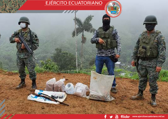 Miembros de la Brigada de Infantería N.° 1 El Oro realiza operaciones militares de control