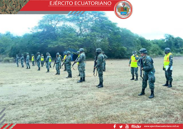 Personal militar recibe instrucción de tiro