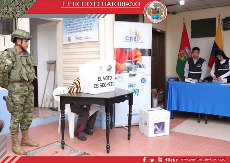 Militares brindan seguridad durante el proceso de votación de las personas privadas de libertad