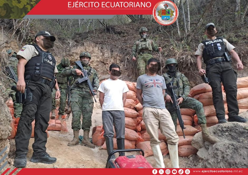 Ejército Ecuatoriano decomisa material y aprehende a dos ciudadanos en Catamayo