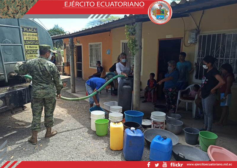 Pobladores en Zapotillo reciben agua potable de tanqueros militares