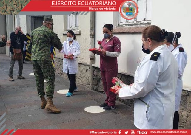 Los ejemplares soldados de sanidad y sus pacientes