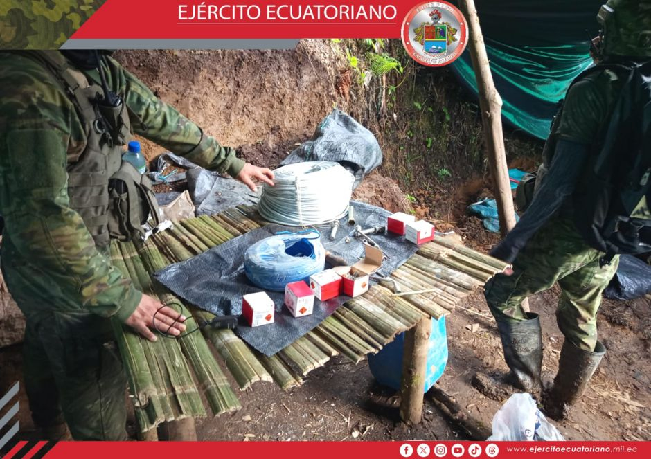 Soldados de la frontera norte ejecutan operaciones contra la minería ilegal en Carchi