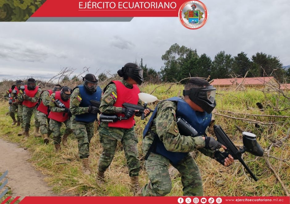 Curso de Perfeccionamiento de Soldados a Cabos Segundos se entrenan en combate urbano