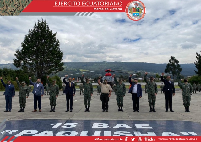 Comandante del Ejército entrega productos  de bioseguridad a soldados de la Brigada Aérea