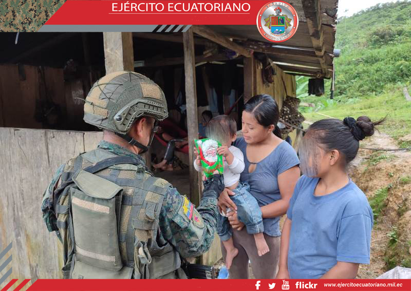 Soldados del GEO Ecuador entregaron caramelos y juguetes en la frontera con Colombia