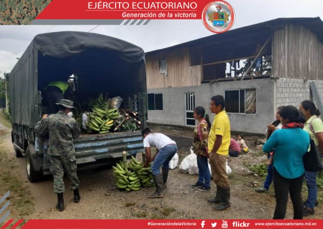 Personal militar apoya con transporte y distribución en mercados locales de Limón Indanza