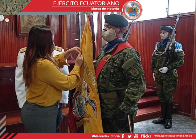 Gobierno Municipal de Portovelo condecora Estandarte de Grupo de Caballería Blindada N.° 4 Febres Cordero