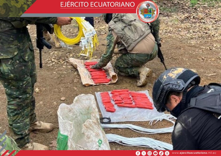 Ejército Ecuatoriano decomisa armamento, munición y explosivos