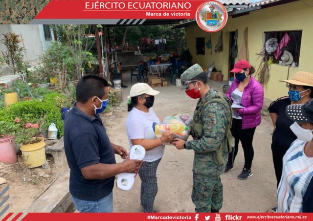 Fuerzas Armadas entregan 1600 kits alimenticios en las parroquias del cantón Saraguro