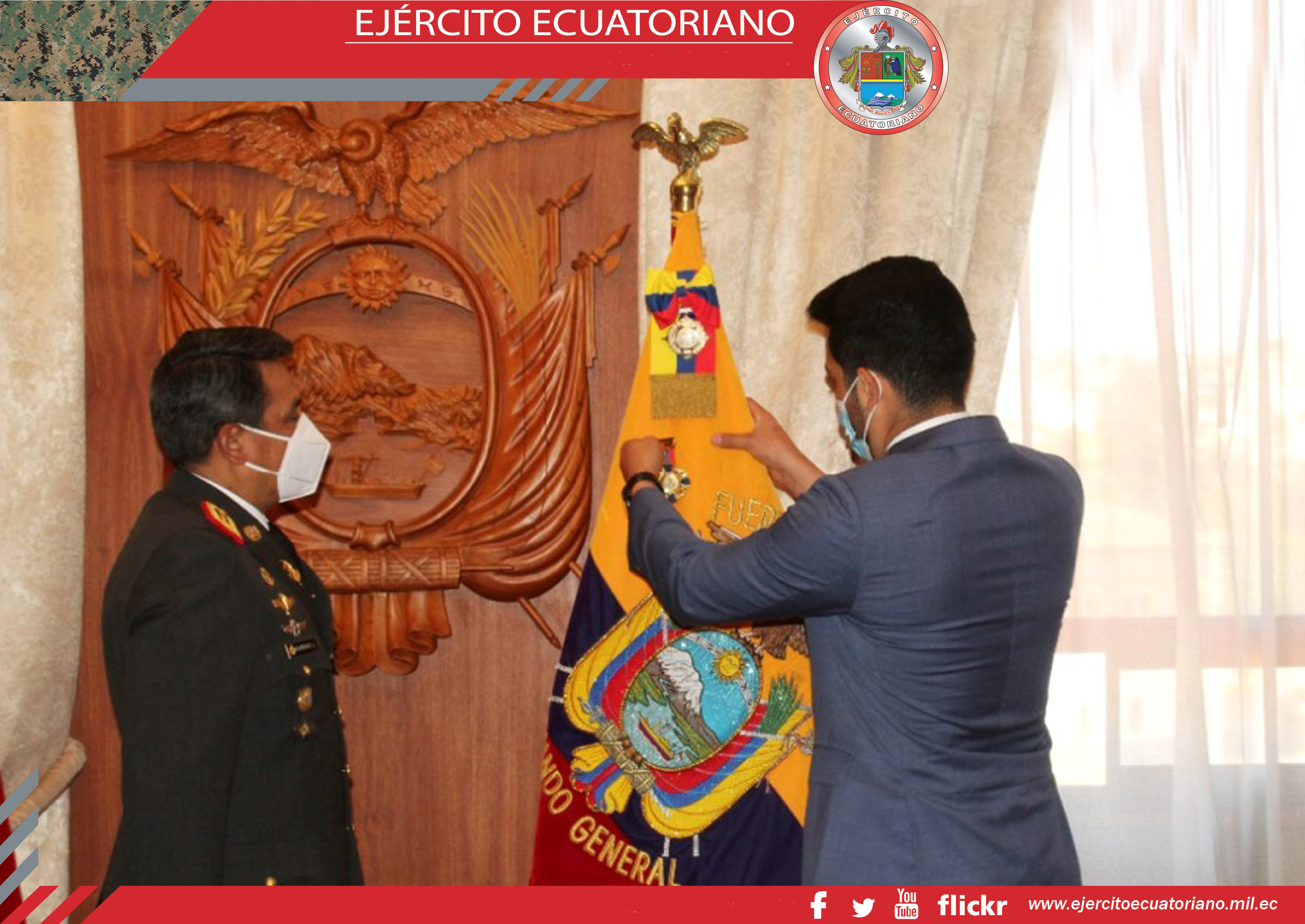 Estandarte del Ejército Ecuatoriano recibe condecoración Al Mérito por parte del Hospital IESS Quito Sur
