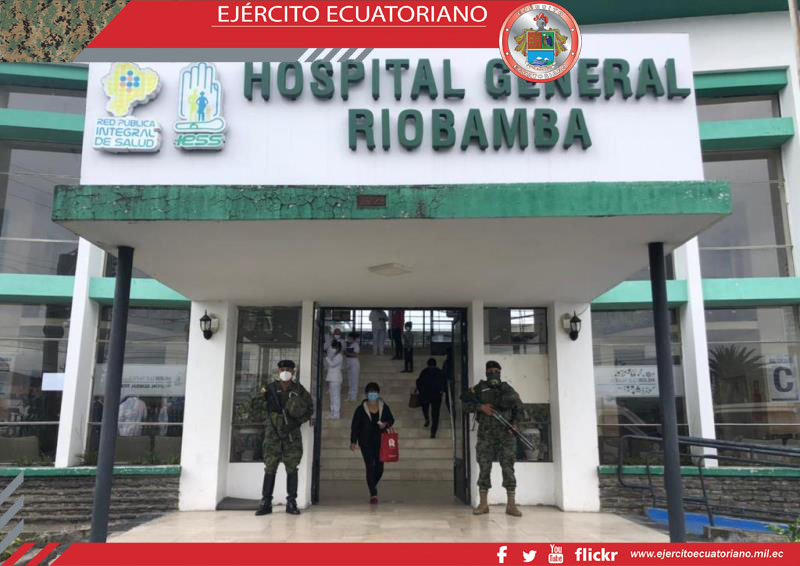 Militares brindan seguridad durante la jornada de vacunación