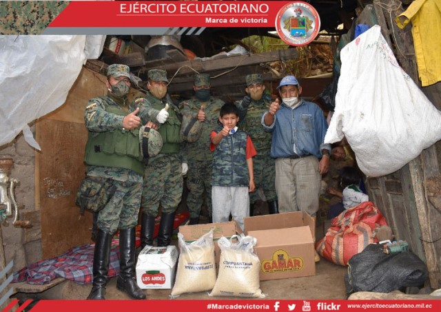 Soldados demuestran su gratitud a Baltazar Palta