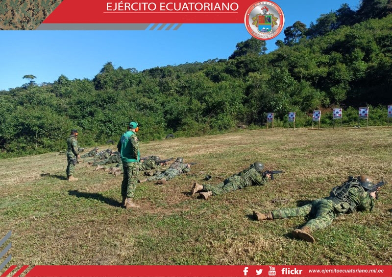 Militares se entrenan en el cantón Puyango