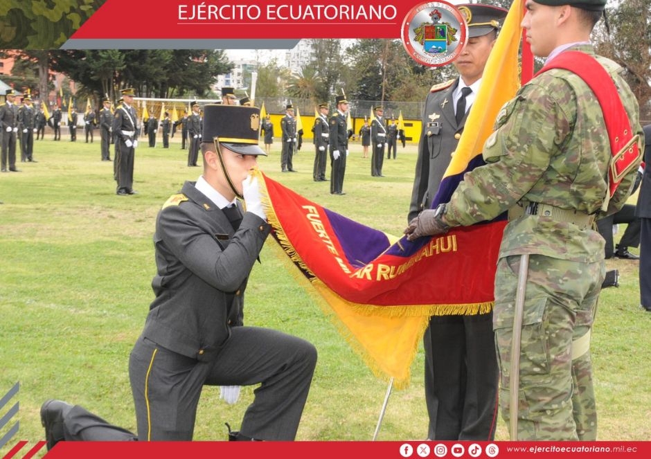 Juramento y proclamación de abanderados en el Colegio Militar N.º 1 Eloy Alfaro