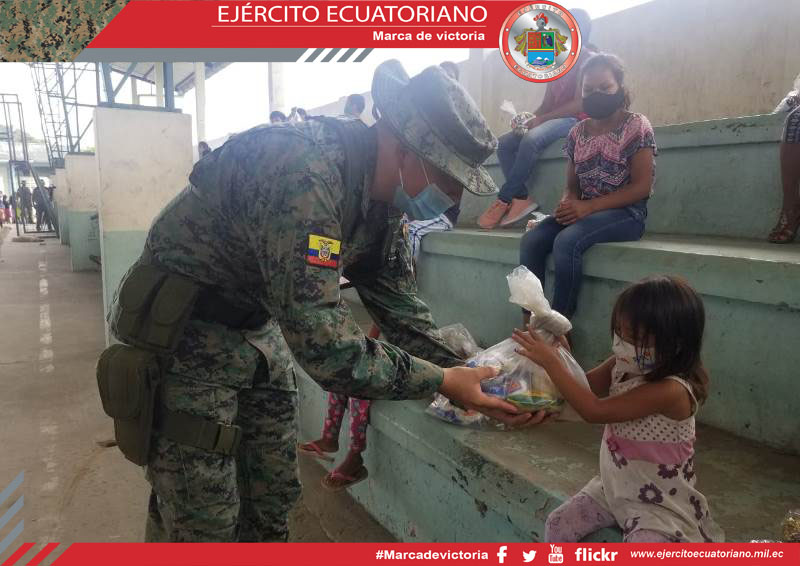 Militares entregan kits de alimentos en las provincias de Orellana y Sucumbíos