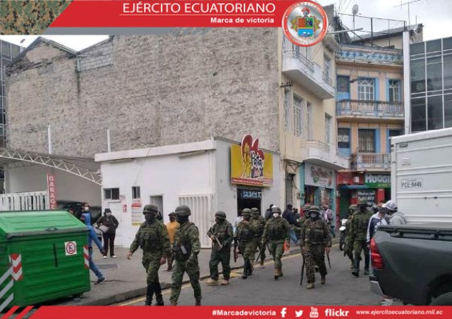 Militares realizan control de comerciantes informales en Ambato