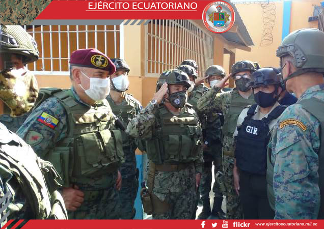 Autoridades militares verifican operaciones en centros de rehabilitación social