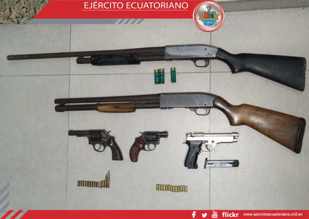 Militares detienen a cuatro personas con armas y municiones en Los Ríos