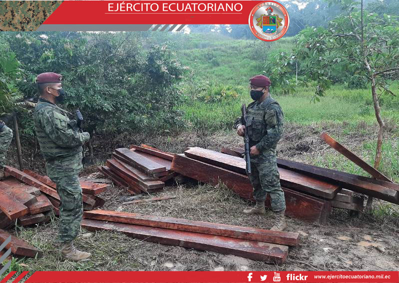 Militares del Grupo Rayo decomisan madera en Sucumbíos