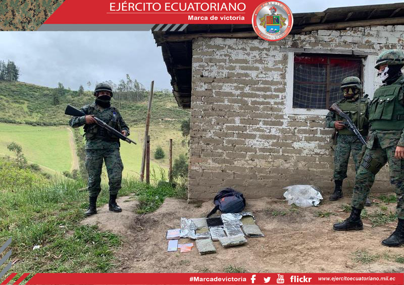 Militares en Carchi encuentran maleta con sustancias sujetas a fiscalización en zona fronteriza